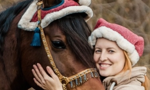 Pferd und Besitzerin mit Weihnachtsmütze